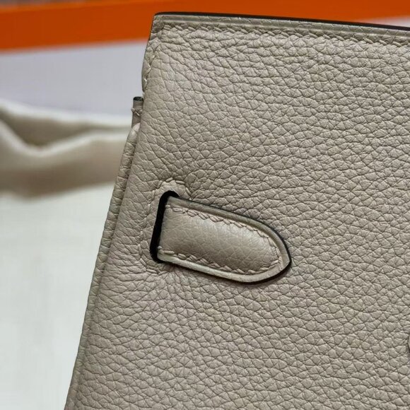 Classic Hermes Bag: A Stylish and Versatile Choice for Elegance - Picture 6 of 6